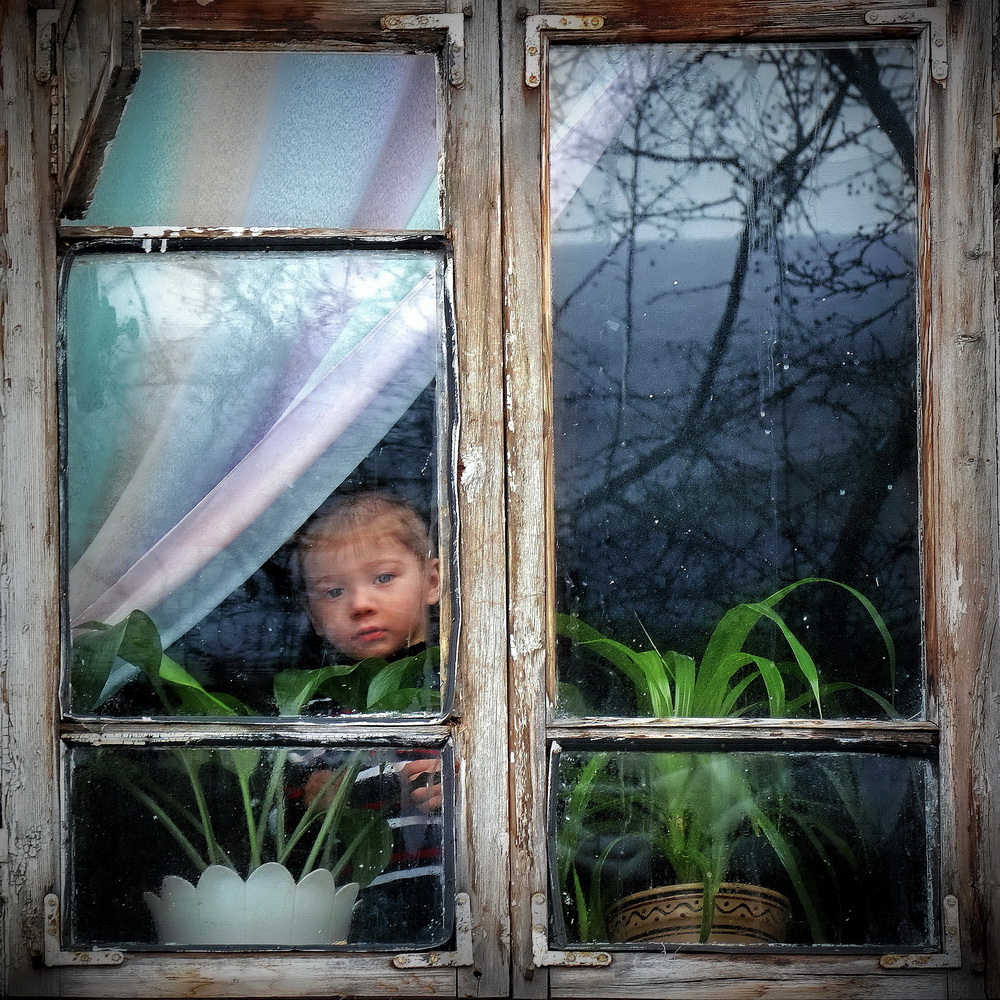 Голодное окно. Ребенок за окном. Отражение в окне. Окно в деревне. Человек за окном.